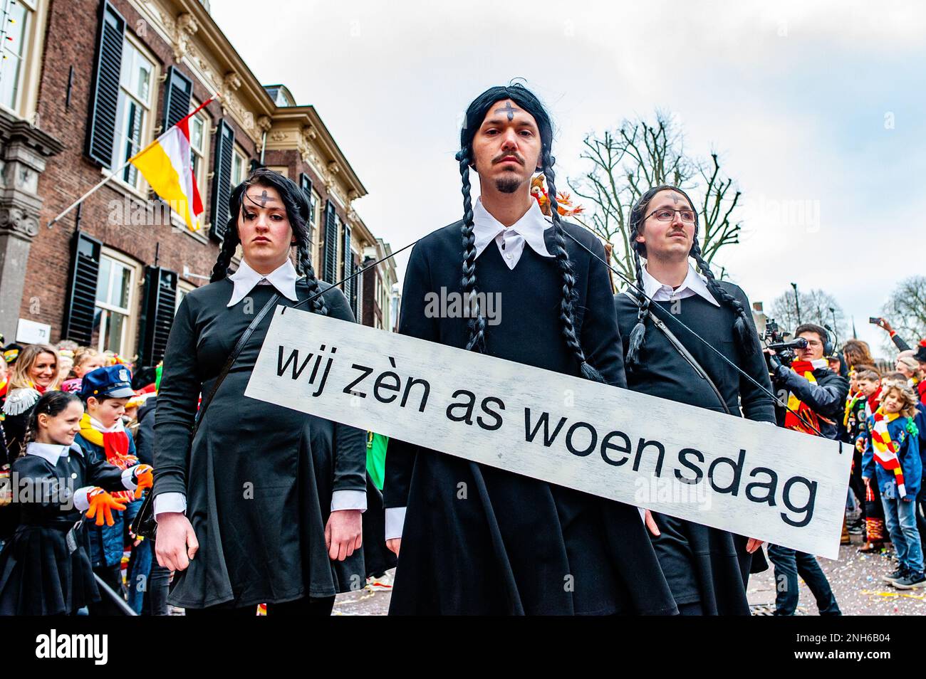 Den Bosch, Paesi Bassi. 20th Feb, 2023. La gente è vestita come Mercoledì dalla serie TV di Tim Burton, durante la celebrazione della parata di Carnevale a Den Bosch, il 20th febbraio 2023. (Foto di Romy Arroyo Fernandez/NurPhoto) Credit: NurPhoto SRL/Alamy Live News Foto Stock