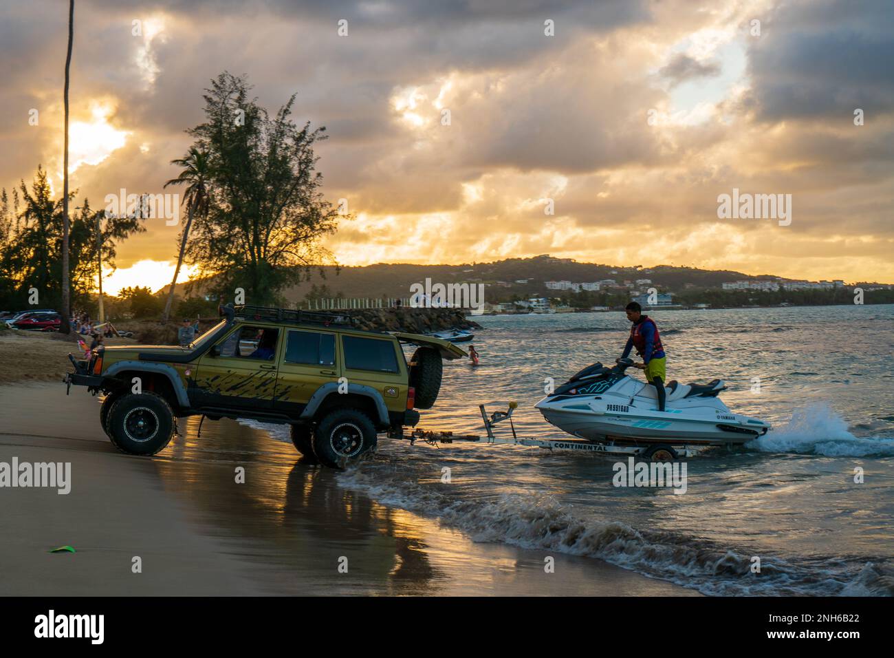 Moto d'acqua in auto sulla spiaggia di Puerto Rico Luquillo Foto Stock