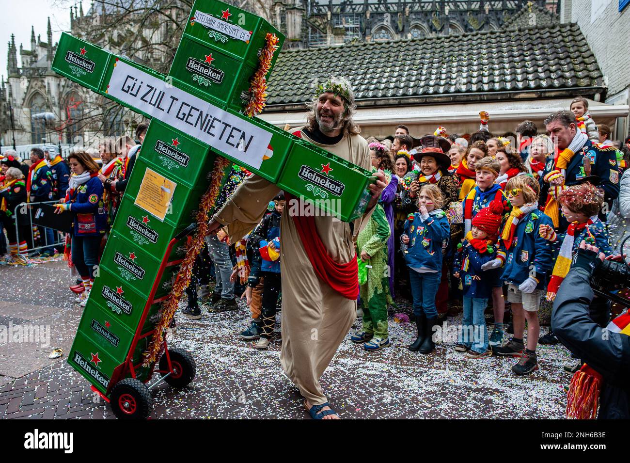 Den Bosch, Paesi Bassi. 20th Feb, 2023. Il clou di Oeteldonk (il nome che la città di Den Bosch riceve durante il carnevale) è celebrato il Lunedi di Carnevale: La Grande Parata, la città accoglie gli appassionati che vengono a guardare questo colorato spettacolo. Il 20th febbraio 2023. (Foto di Romy Arroyo Fernandez/NurPhoto) Credit: NurPhoto SRL/Alamy Live News Foto Stock