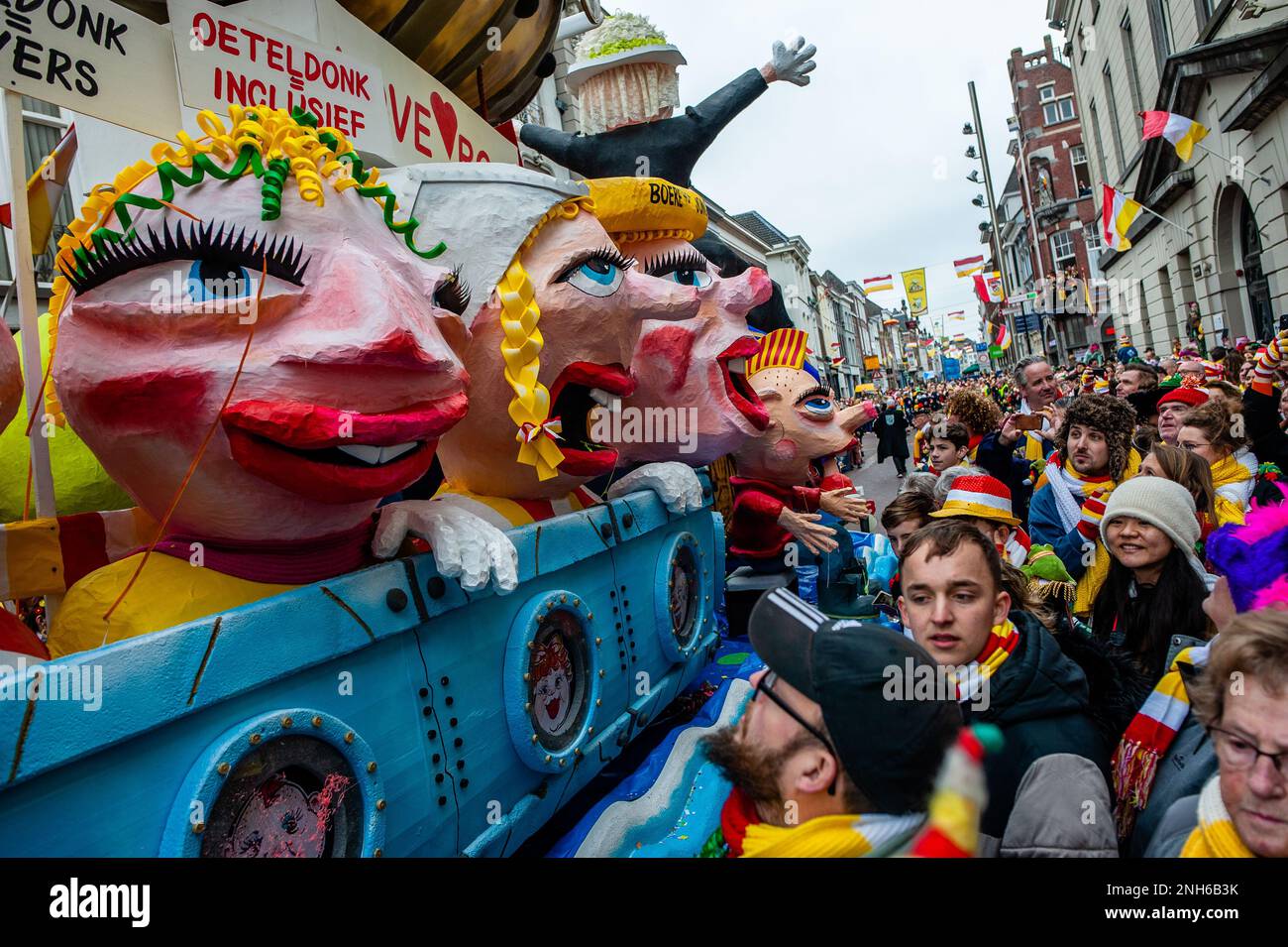 Den Bosch, Paesi Bassi. 20th Feb, 2023. Il clou di Oeteldonk (il nome che la città di Den Bosch riceve durante il carnevale) è celebrato il Lunedi di Carnevale: La Grande Parata, la città accoglie gli appassionati che vengono a guardare questo colorato spettacolo. Il 20th febbraio 2023. (Foto di Romy Arroyo Fernandez/NurPhoto) Credit: NurPhoto SRL/Alamy Live News Foto Stock