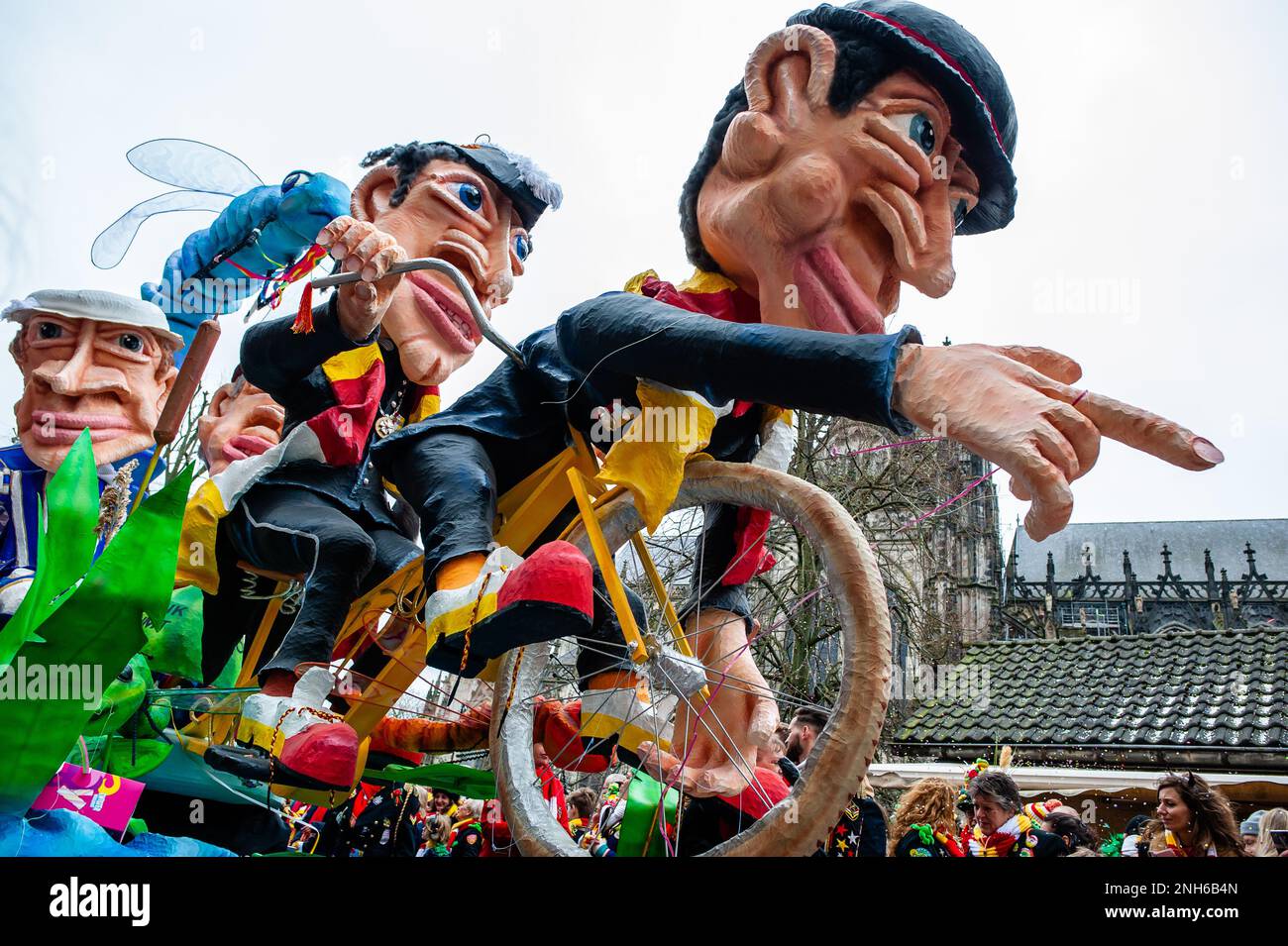 Den Bosch, Paesi Bassi. 20th Feb, 2023. Il clou di Oeteldonk (il nome che la città di Den Bosch riceve durante il carnevale) è celebrato il Lunedi di Carnevale: La Grande Parata, la città accoglie gli appassionati che vengono a guardare questo colorato spettacolo. Il 20th febbraio 2023. (Foto di Romy Arroyo Fernandez/NurPhoto) Credit: NurPhoto SRL/Alamy Live News Foto Stock