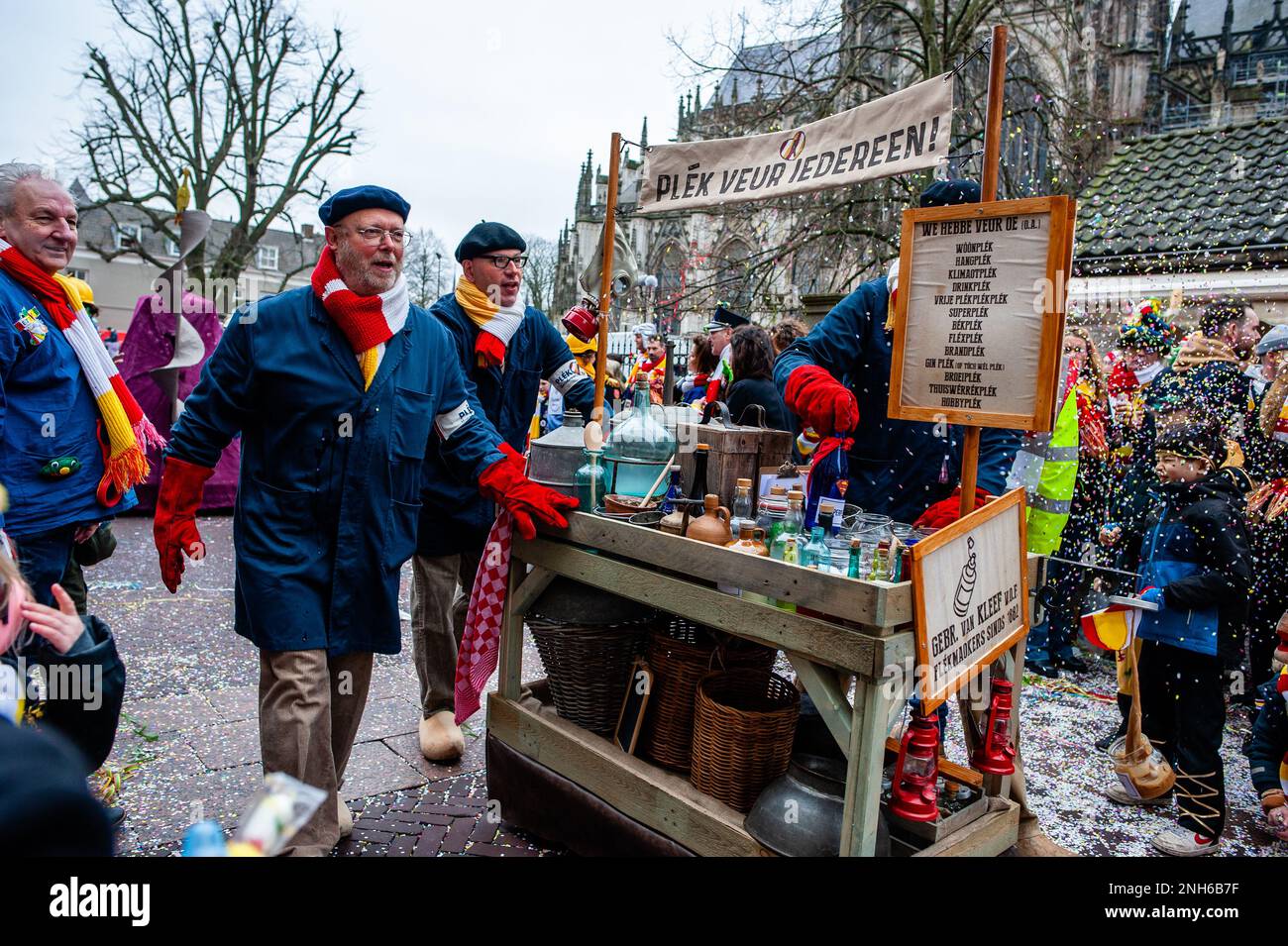 Den Bosch, Paesi Bassi. 20th Feb, 2023. Il clou di Oeteldonk (il nome che la città di Den Bosch riceve durante il carnevale) è celebrato il Lunedi di Carnevale: La Grande Parata, la città accoglie gli appassionati che vengono a guardare questo colorato spettacolo. Il 20th febbraio 2023. (Foto di Romy Arroyo Fernandez/NurPhoto) Credit: NurPhoto SRL/Alamy Live News Foto Stock