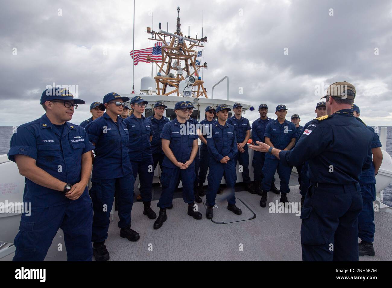 Oceano PACIFICO (19 luglio 2022) – il capitano Charles Maynard della Royal Navy, che funge da vice comandante di missione del Pacific Partnership (PP22), a destra, affronta l'equipaggio USCGC Myrtle Hazard (WPC 1139) durante un esercizio multilaterale di ricerca e salvataggio (SAREX) coordinato con gli Stati Uniti Navy, Repubblica di Palau, Stati Uniti Guardia costiera, forza di autodifesa marittima giapponese e Royal Navy a sostegno di PP22. Ora nel suo 17th° anno, Pacific Partnership è la più grande missione multinazionale annuale di assistenza umanitaria e di preparazione alle catastrofi condotta nell'Indo-Pacifico. Foto Stock