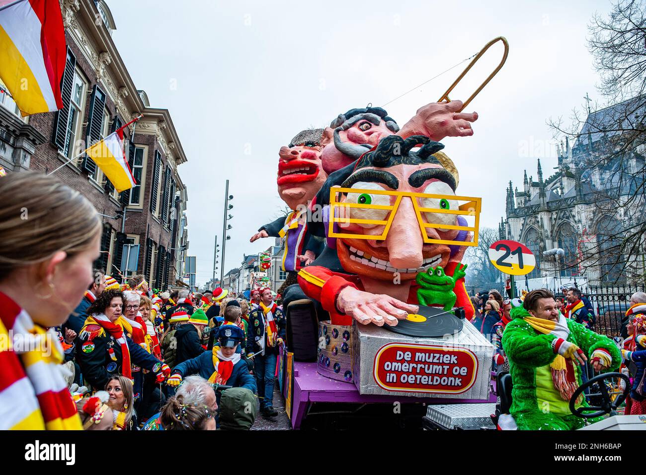 Den Bosch, Paesi Bassi. 20th Feb, 2023. Il clou di Oeteldonk (il nome che la città di Den Bosch riceve durante il carnevale) è celebrato il Lunedi di Carnevale: La Grande Parata, la città accoglie gli appassionati che vengono a guardare questo colorato spettacolo. Il 20th febbraio 2023. (Foto di Romy Arroyo Fernandez/NurPhoto) Credit: NurPhoto SRL/Alamy Live News Foto Stock