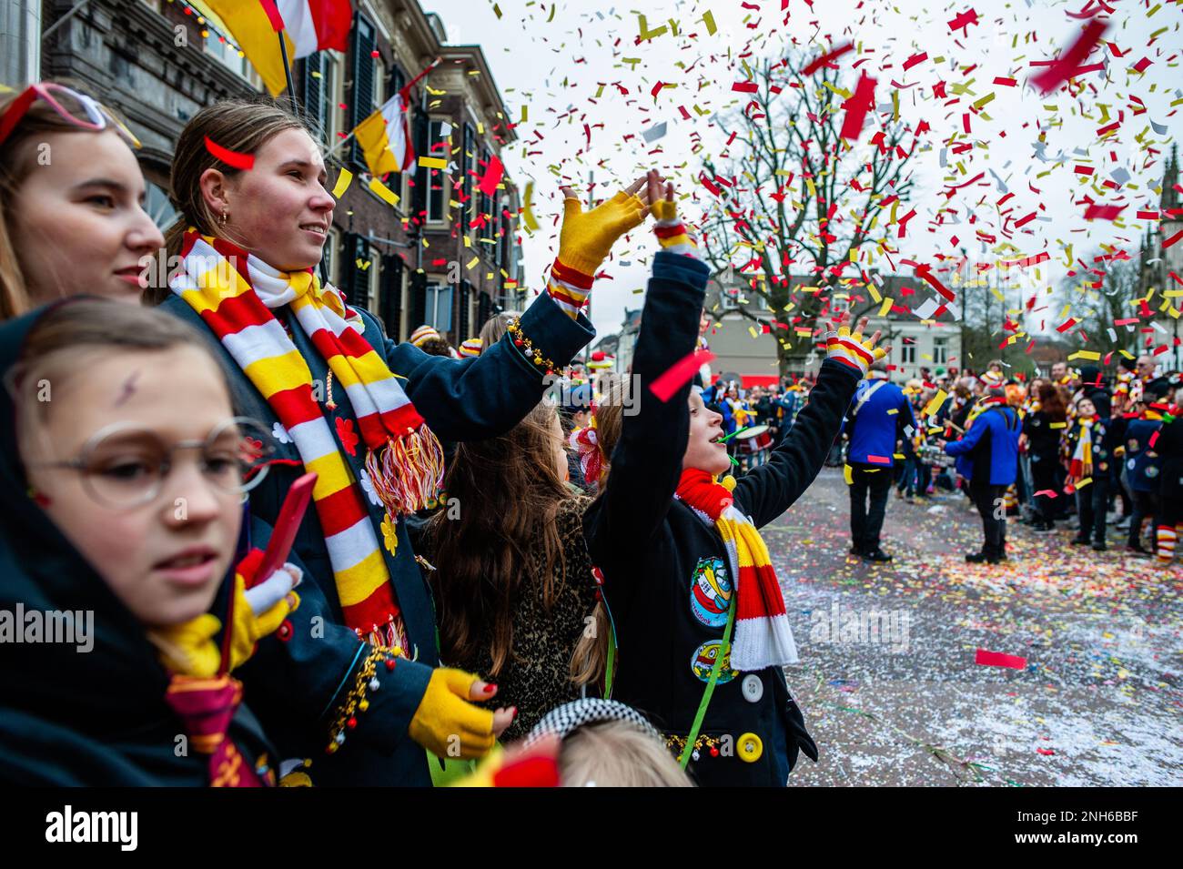 Den Bosch, Paesi Bassi. 20th Feb, 2023. Il clou di Oeteldonk (il nome che la città di Den Bosch riceve durante il carnevale) è celebrato il Lunedi di Carnevale: La Grande Parata, la città accoglie gli appassionati che vengono a guardare questo colorato spettacolo. Il 20th febbraio 2023. (Foto di Romy Arroyo Fernandez/NurPhoto) Credit: NurPhoto SRL/Alamy Live News Foto Stock