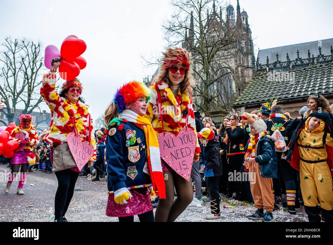 Den Bosch, Paesi Bassi. 20th Feb, 2023. Il clou di Oeteldonk (il nome che la città di Den Bosch riceve durante il carnevale) è celebrato il Lunedi di Carnevale: La Grande Parata, la città accoglie gli appassionati che vengono a guardare questo colorato spettacolo. Il 20th febbraio 2023. (Foto di Romy Arroyo Fernandez/NurPhoto) Credit: NurPhoto SRL/Alamy Live News Foto Stock