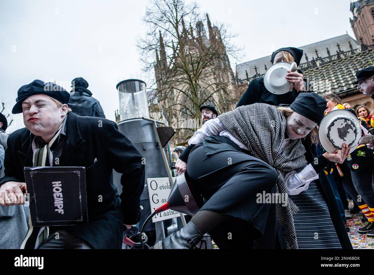 Den Bosch, Paesi Bassi. 20th Feb, 2023. Il clou di Oeteldonk (il nome che la città di Den Bosch riceve durante il carnevale) è celebrato il Lunedi di Carnevale: La Grande Parata, la città accoglie gli appassionati che vengono a guardare questo colorato spettacolo. Il 20th febbraio 2023. (Foto di Romy Arroyo Fernandez/NurPhoto) Credit: NurPhoto SRL/Alamy Live News Foto Stock