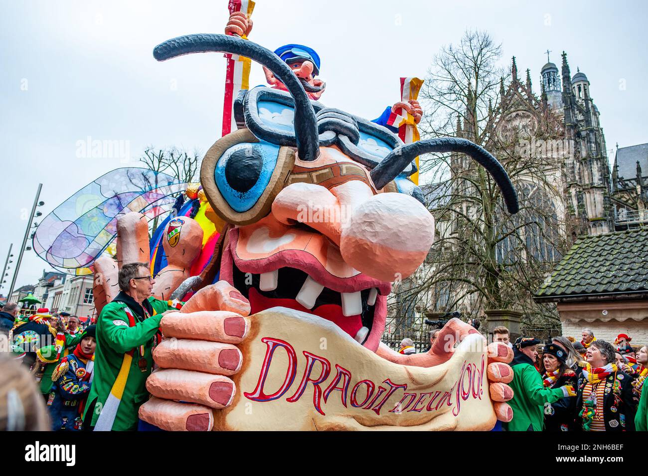Den Bosch, Paesi Bassi. 20th Feb, 2023. Il clou di Oeteldonk (il nome che la città di Den Bosch riceve durante il carnevale) è celebrato il Lunedi di Carnevale: La Grande Parata, la città accoglie gli appassionati che vengono a guardare questo colorato spettacolo. Il 20th febbraio 2023. (Foto di Romy Arroyo Fernandez/NurPhoto) Credit: NurPhoto SRL/Alamy Live News Foto Stock