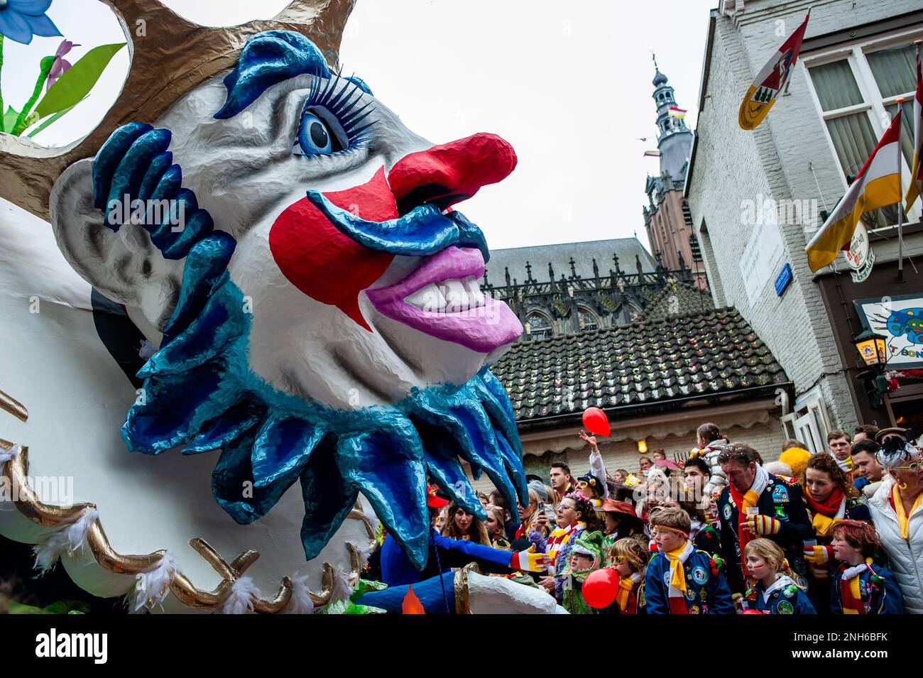 Den Bosch, Paesi Bassi. 20th Feb, 2023. Il clou di Oeteldonk (il nome che la città di Den Bosch riceve durante il carnevale) è celebrato il Lunedi di Carnevale: La Grande Parata, la città accoglie gli appassionati che vengono a guardare questo colorato spettacolo. Il 20th febbraio 2023. (Foto di Romy Arroyo Fernandez/NurPhoto) Credit: NurPhoto SRL/Alamy Live News Foto Stock