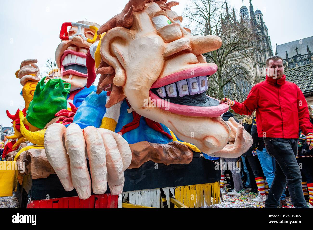 Den Bosch, Paesi Bassi. 20th Feb, 2023. Il clou di Oeteldonk (il nome che la città di Den Bosch riceve durante il carnevale) è celebrato il Lunedi di Carnevale: La Grande Parata, la città accoglie gli appassionati che vengono a guardare questo colorato spettacolo. Il 20th febbraio 2023. (Foto di Romy Arroyo Fernandez/NurPhoto) Credit: NurPhoto SRL/Alamy Live News Foto Stock
