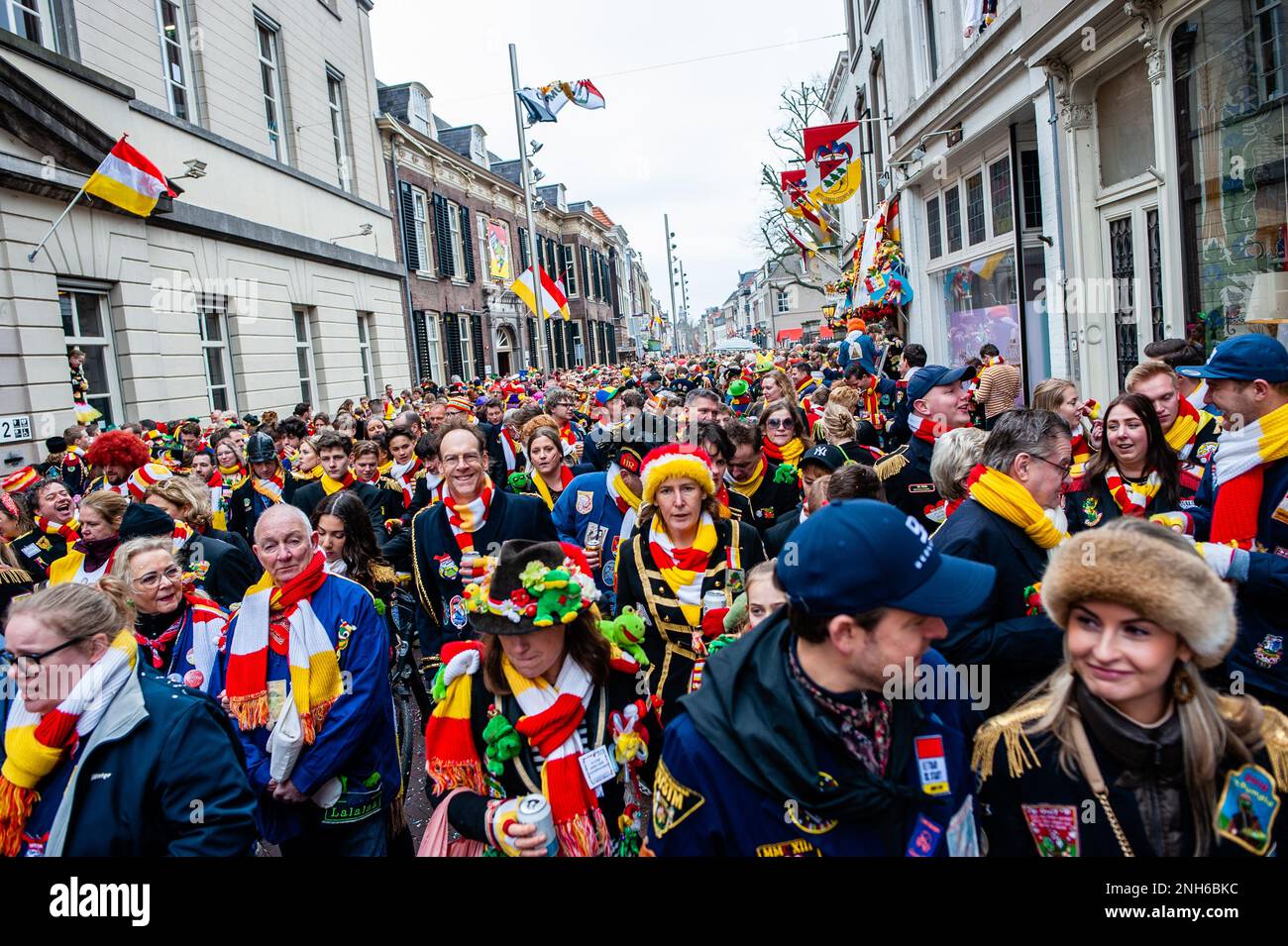 Den Bosch, Paesi Bassi. 20th Feb, 2023. Le persone che indossano il costume tradizionale ufficiale Oeteldonk, il fumetto di contadini blu pieno di emblemi, i guanti bianchi e una sciarpa a mano, rosso-bianco-giallo, si godono le giornate di Carnevale celebrate a Den Bosch, il 20th febbraio 2023. (Foto di Romy Arroyo Fernandez/NurPhoto) Credit: NurPhoto SRL/Alamy Live News Foto Stock