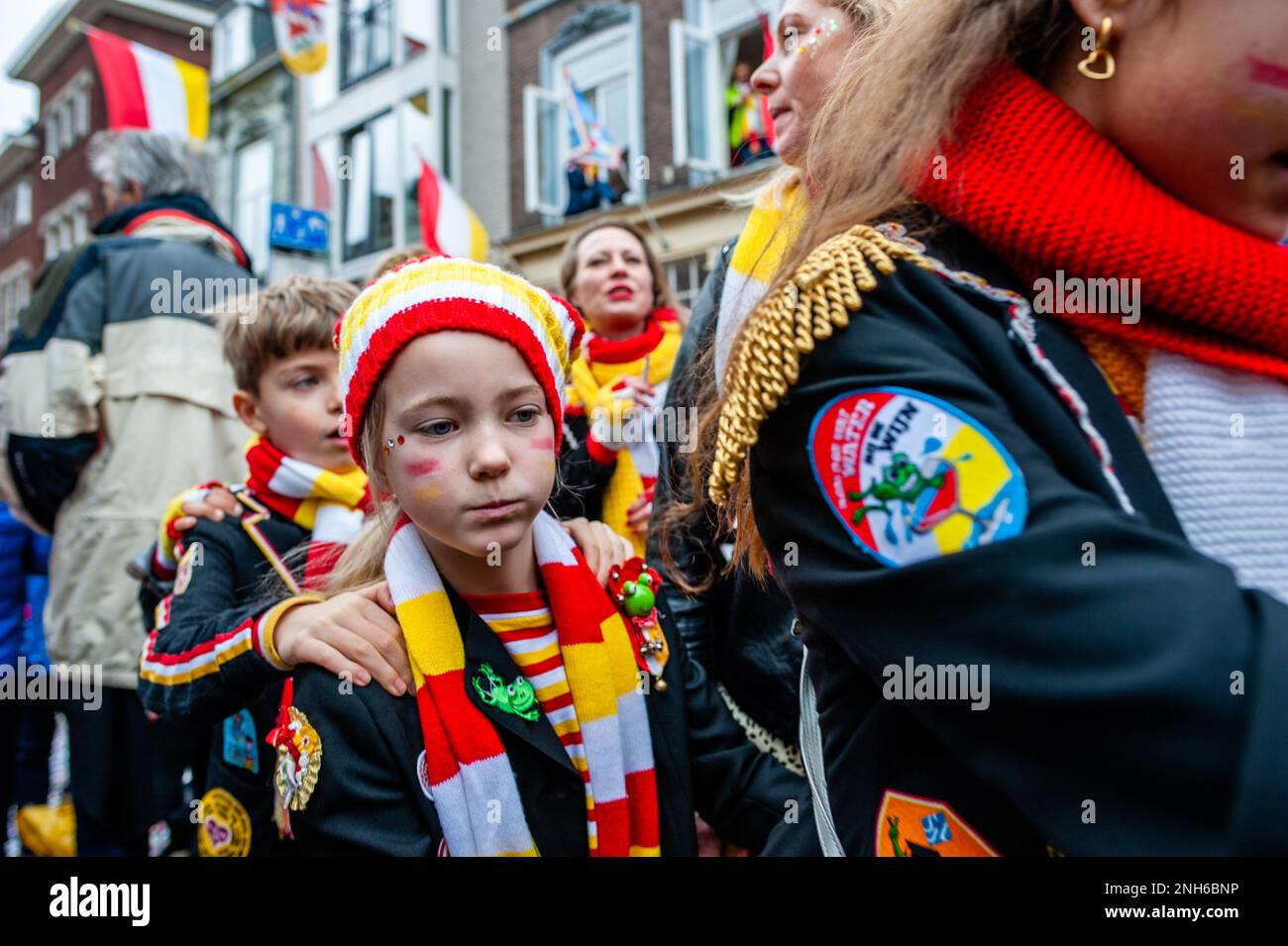 Den Bosch, Paesi Bassi. 20th Feb, 2023. Le persone che indossano il costume tradizionale ufficiale Oeteldonk, il fumetto di contadini blu pieno di emblemi, i guanti bianchi e una sciarpa a mano, rosso-bianco-giallo, si godono le giornate di Carnevale celebrate a Den Bosch, il 20th febbraio 2023. (Foto di Romy Arroyo Fernandez/NurPhoto) Credit: NurPhoto SRL/Alamy Live News Foto Stock