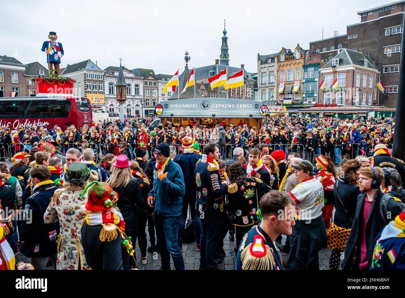 Den Bosch, Paesi Bassi. 20th Feb, 2023. Le persone che indossano il costume tradizionale ufficiale Oeteldonk, il fumetto di contadini blu pieno di emblemi, i guanti bianchi e una sciarpa a mano, rosso-bianco-giallo, si godono le giornate di Carnevale celebrate a Den Bosch, il 20th febbraio 2023. (Foto di Romy Arroyo Fernandez/NurPhoto) Credit: NurPhoto SRL/Alamy Live News Foto Stock