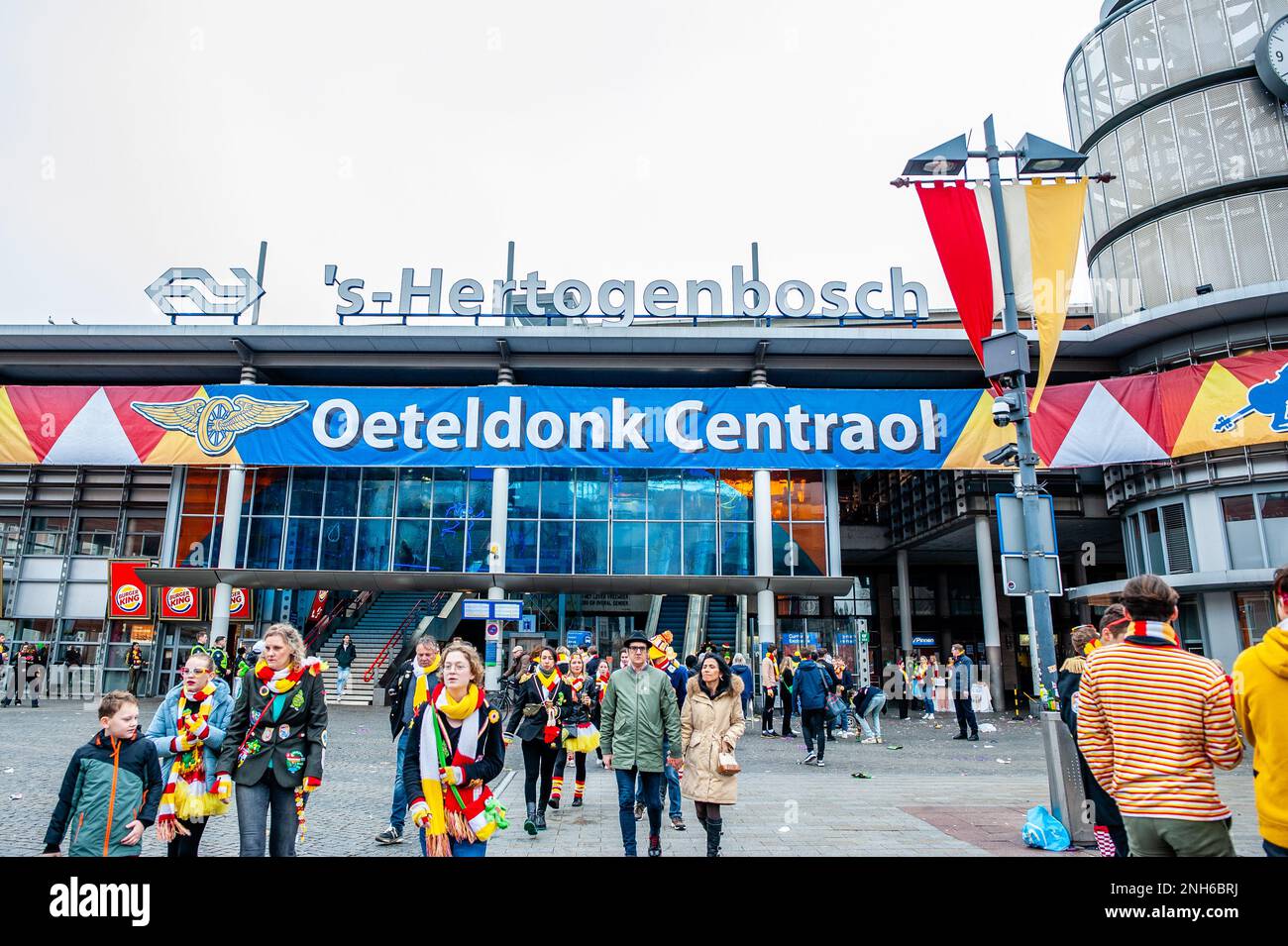 Den Bosch, Paesi Bassi. 20th Feb, 2023. Si vede arrivare alla stazione ferroviaria per celebrare il Carnevale a Den Bosch, il 20th febbraio 2023. (Foto di Romy Arroyo Fernandez/NurPhoto) Credit: NurPhoto SRL/Alamy Live News Foto Stock