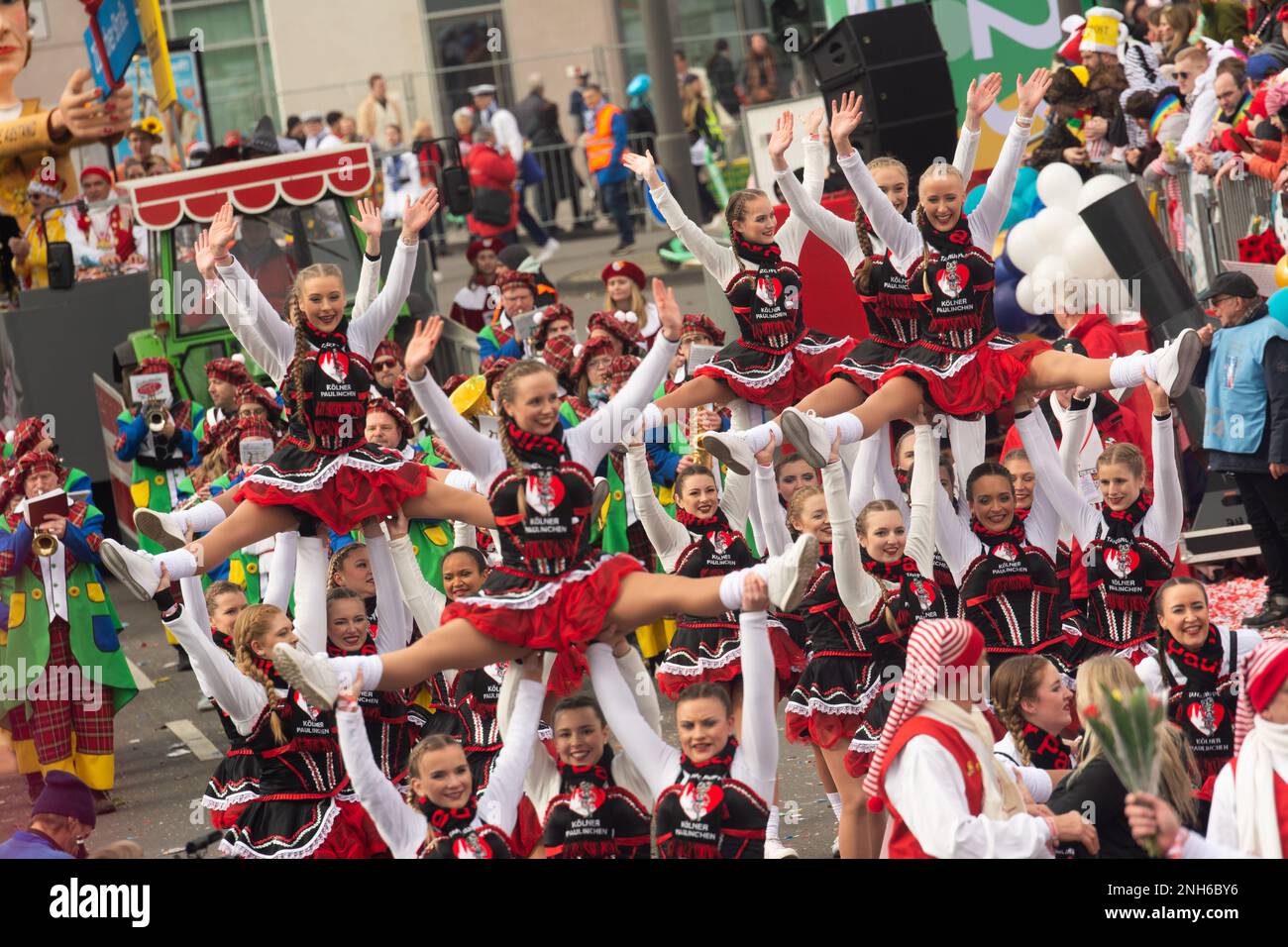 Colonia, Germania. 20th Feb, 2023. Migliaia di festeggiatori di carnevale festeggiano la sfilata del lunedì delle rose a Colonia, Germania, il 20 febbraio 2023 (Photo by Ying Tang/NurPhoto).0 Credit: NurPhoto SRL/Alamy Live News Foto Stock