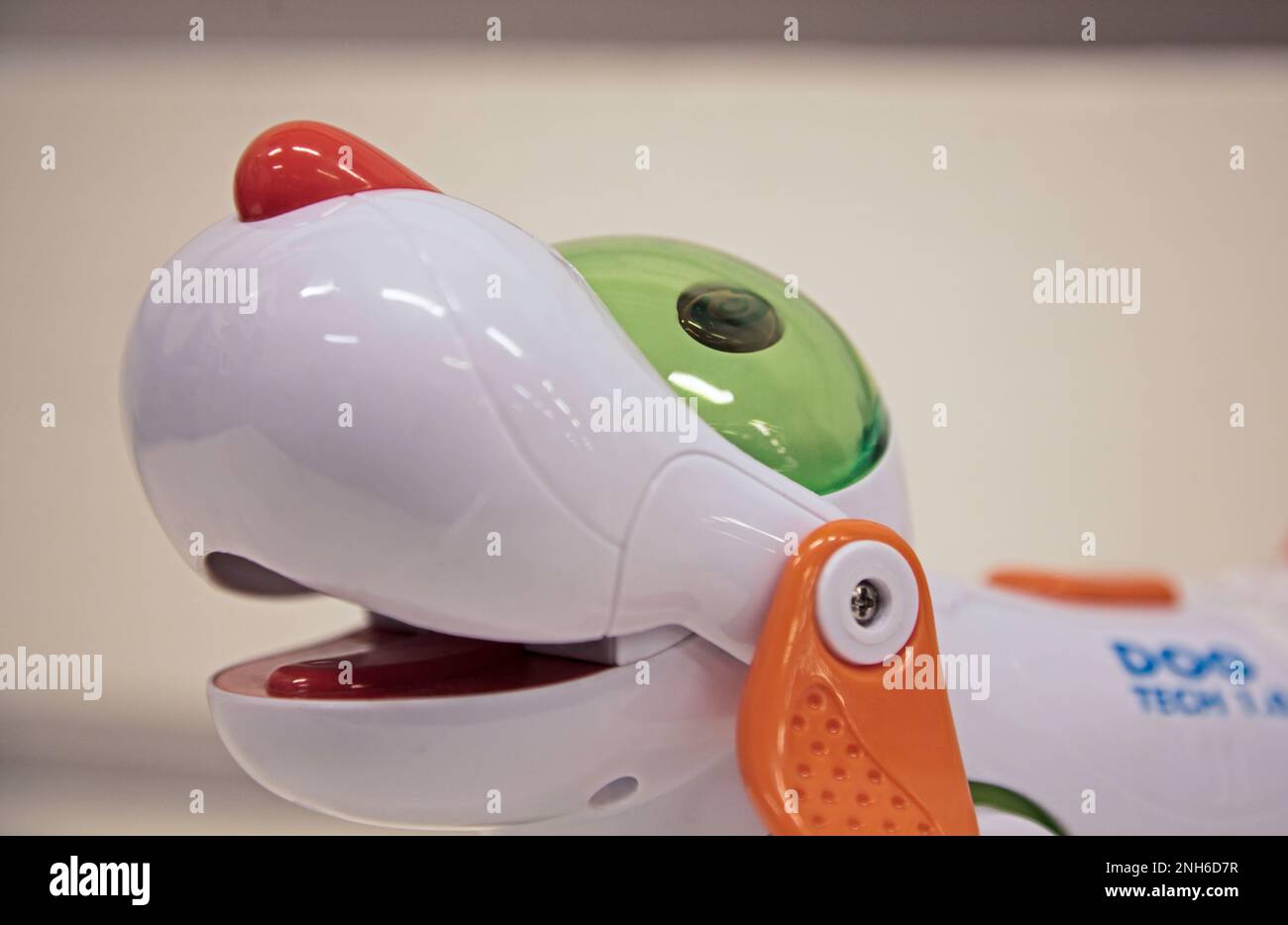 Umea, Norrland Svezia - 13 luglio 2020: Un cane robot di plastica Foto Stock