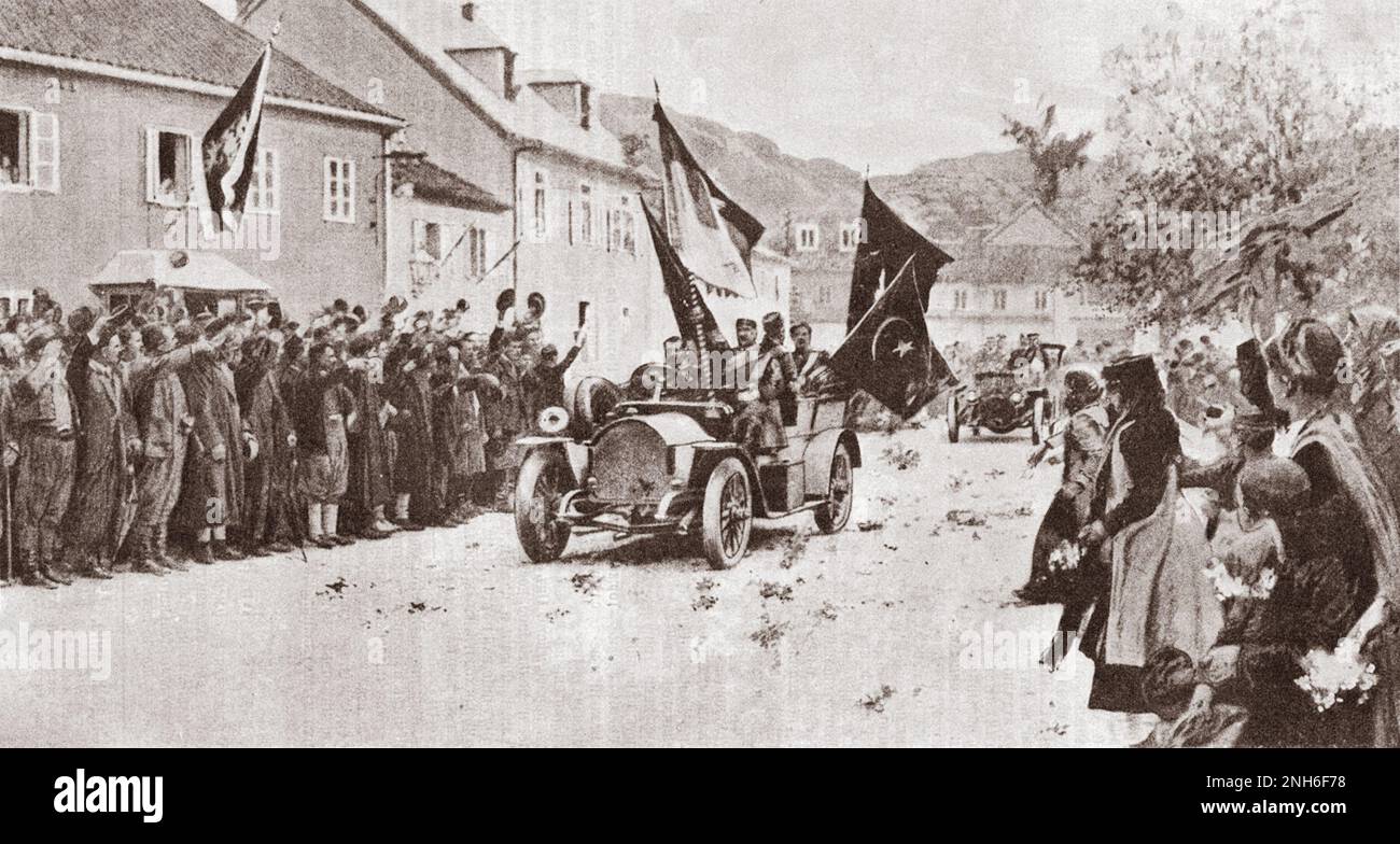 Prima guerra balcanica. Onorare i vincitori. L'ingresso del principe ereditario Danilo a Cetinje, dopo la resa di Scutari, con i trofei di vittoria - bandiere turche e chiavi a Scutari. 1913 Foto Stock