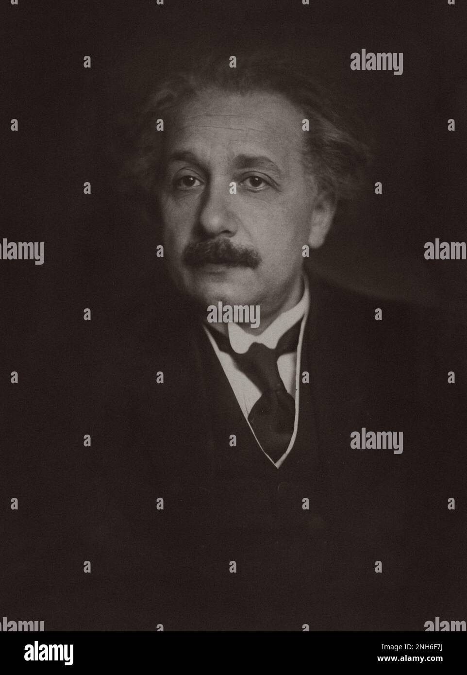 Albert Einstein (1879 – 1955) è stato un fisico teorico tedesco che ha sviluppato la teoria della relatività, uno dei due pilastri della fisica moderna (insieme alla meccanica quantistica). Il suo lavoro è noto anche per la sua influenza sulla filosofia della scienza. È meglio conosciuto al pubblico per la sua formula di equivalenza massa-energia e = mc2, che è stata definita "l'equazione più famosa del mondo". Ha ricevuto il Premio Nobel 1921 in fisica 'per i suoi servizi alla fisica teorica, e soprattutto per la sua scoperta della legge dell'effetto fotoelettrico', un passo fondamentale nello sviluppo di quan Foto Stock