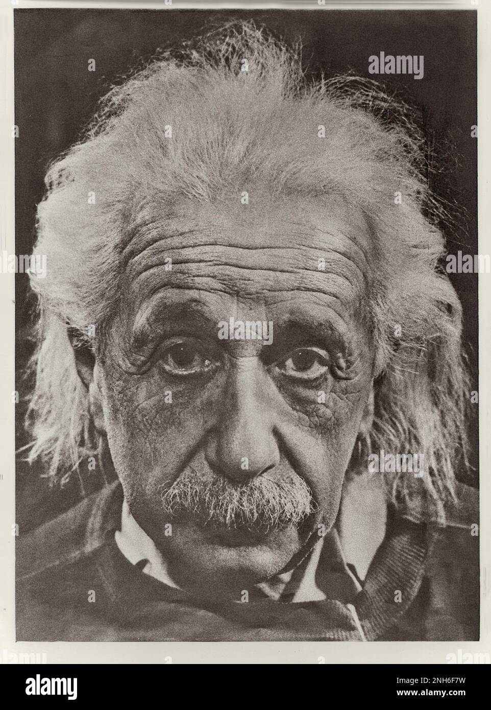 Ritratto di Albert Einstein. Albert Einstein (1879 – 1955) è stato un fisico teorico tedesco che ha sviluppato la teoria della relatività, uno dei due pilastri della fisica moderna (insieme alla meccanica quantistica). Il suo lavoro è noto anche per la sua influenza sulla filosofia della scienza. È meglio conosciuto al pubblico per la sua formula di equivalenza massa-energia e = mc2, che è stata definita "l'equazione più famosa del mondo". Ha ricevuto il Premio Nobel 1921 in fisica 'per i suoi servizi alla fisica teorica, e in particolare per la sua scoperta della legge dell'effetto fotoelettrico', un perno di st Foto Stock