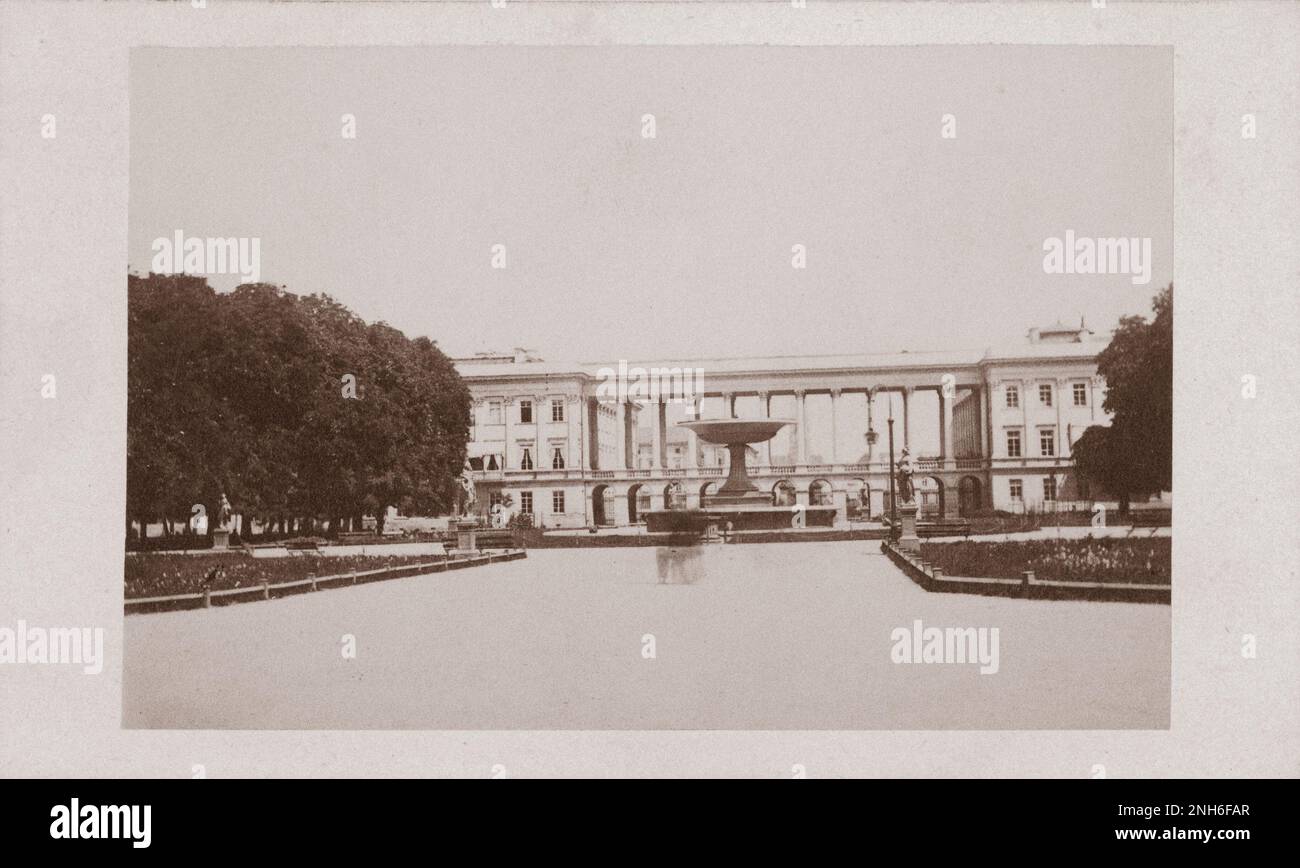 Foto d'epoca del 19th° secolo dei Giardini Sassoni (Saski) di Varsavia. 1875 - 1885 il Giardino Sassone (in polacco: Ogród Saski) è un giardino pubblico di 15,5 ettari situato nel centro di Varsavia (Śródmieście), in Polonia, di fronte a Piazza Piłsudski. È il più antico parco pubblico della città. Fondata alla fine del 17th ° secolo, è stata aperta al pubblico nel 1727 come uno dei primi parchi accessibili al pubblico del mondo. Foto Stock