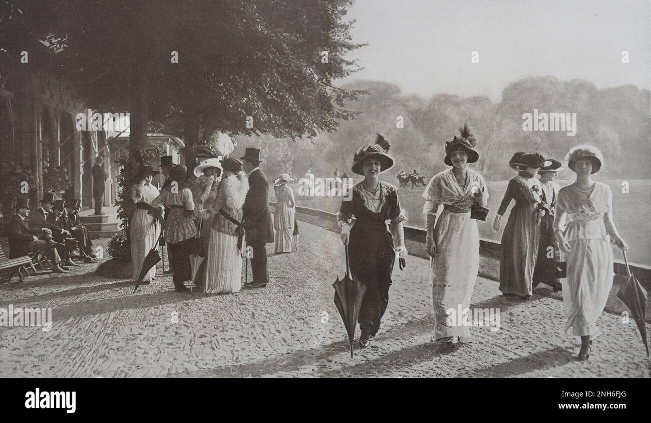 Parigi stagioni. Nel tardo pomeriggio al Polo de Bagatelle. Parigi, Francia. Luglio 1913 è su uno di quei pomeriggi dolci, quando è così piacevole prolungare il tempo del au Bois fino alla cena, favorevole a colloqui di luce e riunioni eleganti... Tra tutti gli 'appuntamenti' di buona compagnia, il Polo de Bagetelle, nei pressi di Longchamp, si offre come uno dei più scelti. Mentre, sul vasto tappeto erboso riservato al gioco, continua una gara dura, tra le galoppate e i colpi del mazzuolo, gruppi pacifici vagano lungo il vicolo di sabbia fine, o si siedono sotto gli alberi, opposti, in contrapposizione Foto Stock