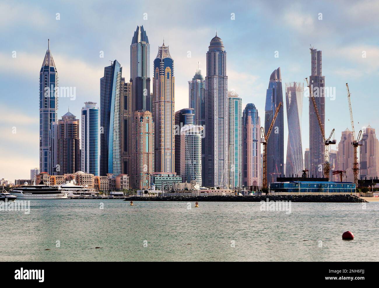 Dubai Marina e JBR e spiagge di sabbia dorata nel Golfo Persico. Vacanze e vacanze negli Emirati Arabi Uniti Foto Stock