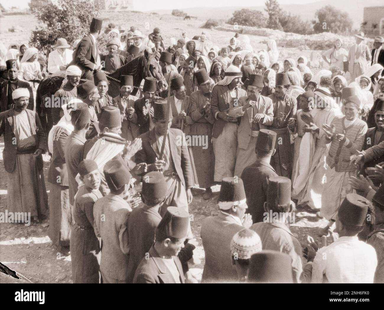 Storia dell'Impero Ottomano. Danza di spada ad un matrimonio contadino. Turchia. 1920-1933 Foto Stock
