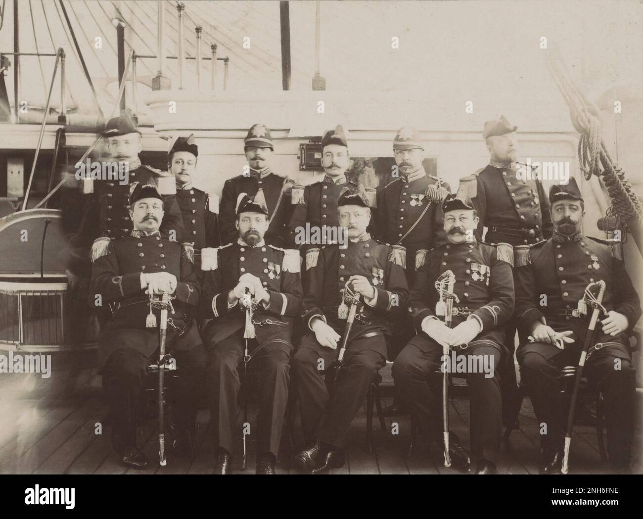 Foto d'epoca di un ritratto di gruppo di ufficiali di marinai olandesi in uniforme sul ponte del H. M. Neptunus. 1904 Foto Stock