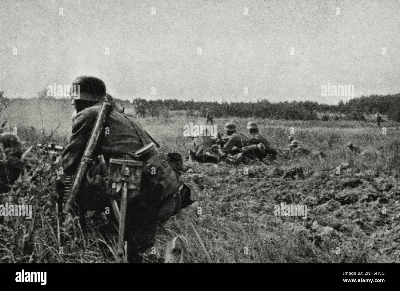 Seconda guerra mondiale. La fanteria tedesca va all'attacco sotto la protezione di mitragliatrici pesanti. Russia, 1941 Foto Stock