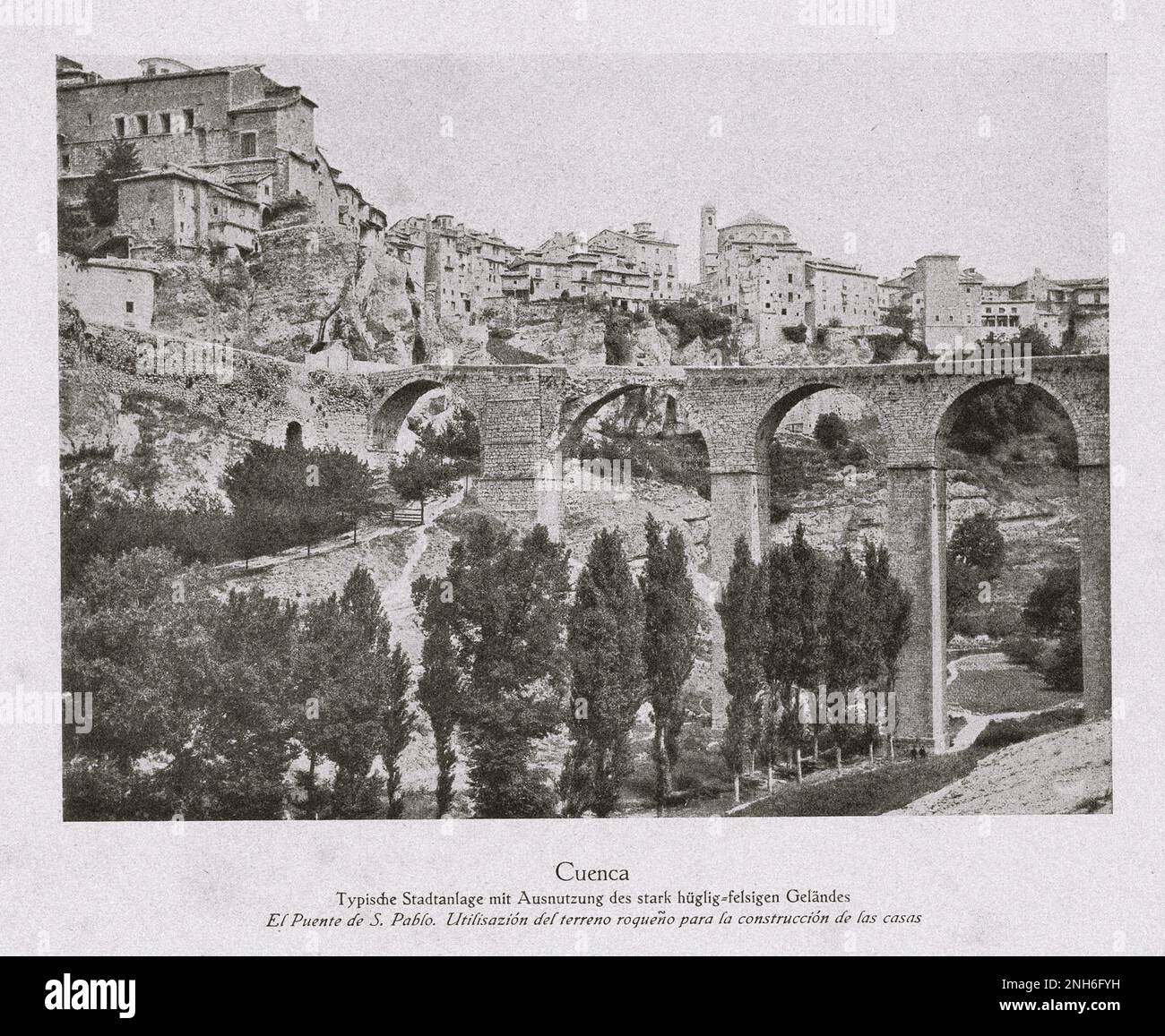 Architettura della Spagna Vecchia. Foto d'epoca di Cuenca. Vista tipica della città con lo sfruttamento del terreno roccioso pesantemente huglig Cuenca è una città e un comune della Spagna situato nella comunità autonoma di Castilla-la Mancha. È la capitale della provincia di Cuenca. Foto Stock