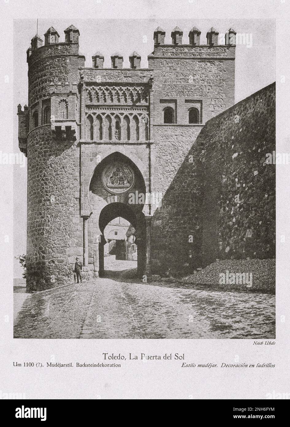 Architettura della Spagna Vecchia. Foto d'epoca di la Puerta del Sol. Intorno al 1100. Stile Mudejar. Decorazione in mattoni. Toledo, Spagna Puerta del Sol è una porta della città di Toledo, Spagna, costruita alla fine del 14th ° secolo dai Cavalieri Ospitalieri. Foto Stock