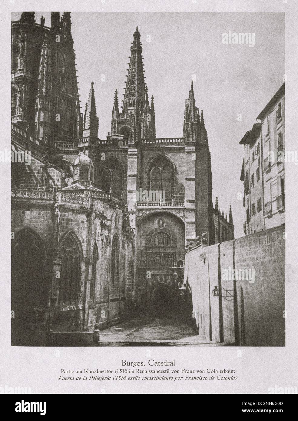 Architettura della Spagna Vecchia. Foto d'epoca della Cattedrale di Burgos. Porta di Pellejería che fu costruita nel 1516 da Francisco de Colonía in stile rinascimentale Foto Stock