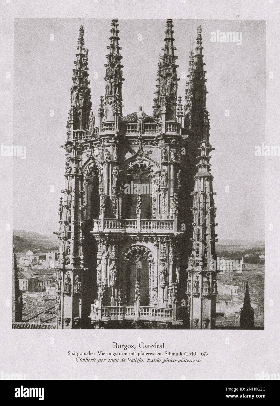 Architettura della Spagna Vecchia. Foto d'epoca della Cattedrale di Burgos. Torre di traversata tardo gotica con decorazioni plateresque (1540-1567). Foto Stock Architettura della Spagna Vecchia. Foto d'epoca della Cattedrale di Burgos. Torre di traversata tardo gotica con decorazioni plateresque (1540-1567). Foto Stock