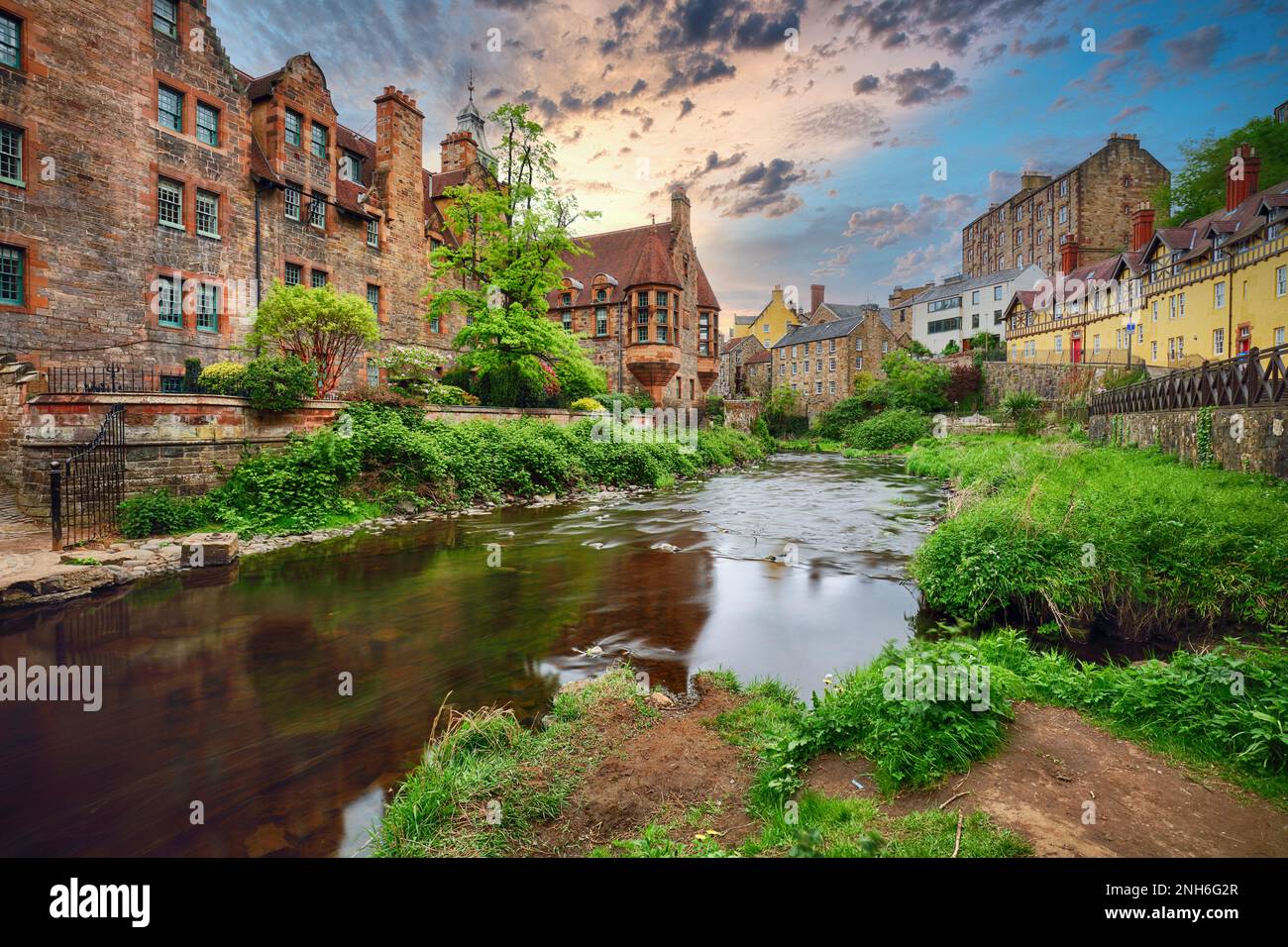 Edimburgo - il villaggio di Dean all'alba drammatica, Scozia Foto Stock