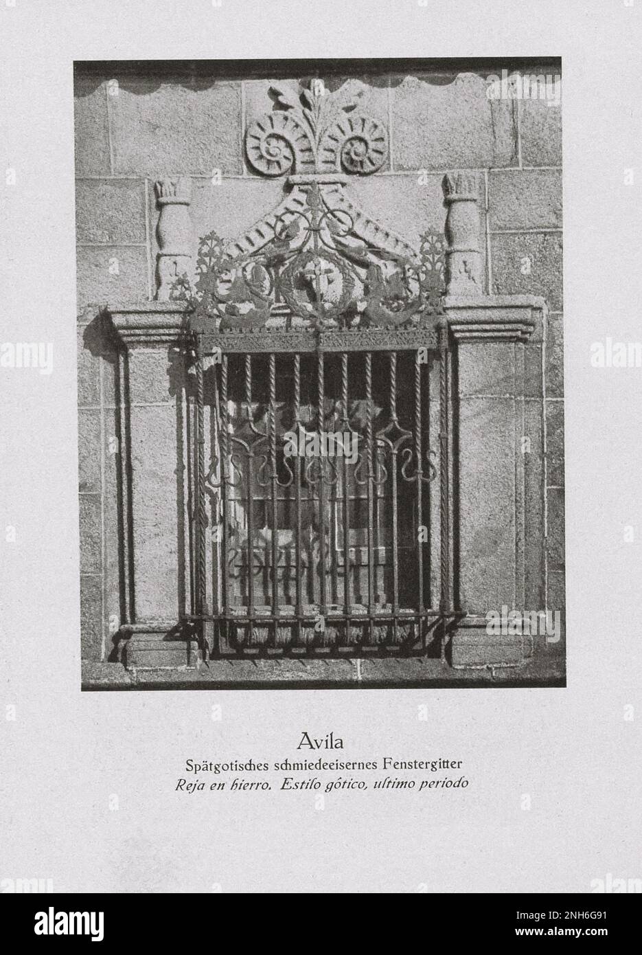 Vecchia Spagna. Foto d'epoca di Avila. Ringhiera decorativa in ferro battuto tardo gotico. Foto Stock