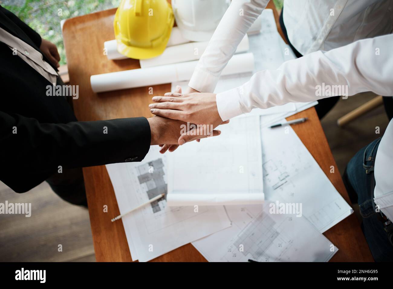 Architetti e ingegneri lavorano in team insieme, ingegneri edili che lavorano in cantiere, ingegneri edili concettuali, architetti d Foto Stock