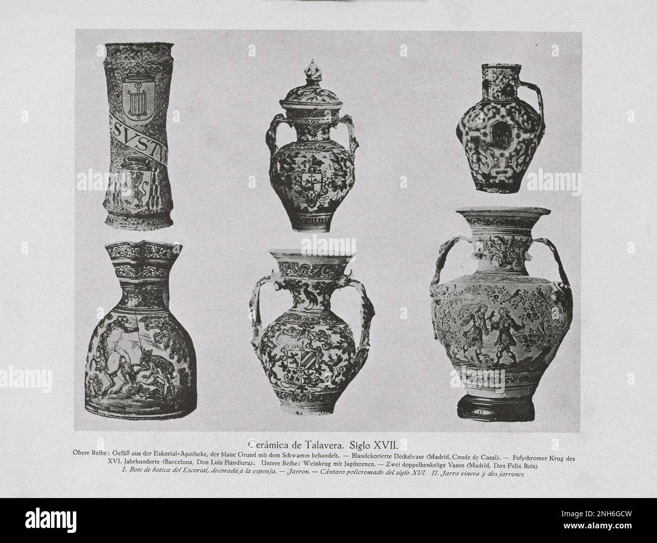 Vecchia Spagna. Foto d'epoca di Ceramica de Talavera. XVII secolo. La ceramica Talavera è una tradizione ceramica spagnola di Talavera de la Reina Top row: Nave della farmacia Eskorial, il terreno blu è trattato con una spugna. - Vaso con coperchio blu decorativo (Madrid, Conde de Casal). - Caraffa policroma del XVI secolo (Barcellona, Don Luis Plandiura). Riga inferiore: Brocca di vino con scene di caccia. - Due vasi a doppio manico (Madrid, Don Felix Bois) Foto Stock