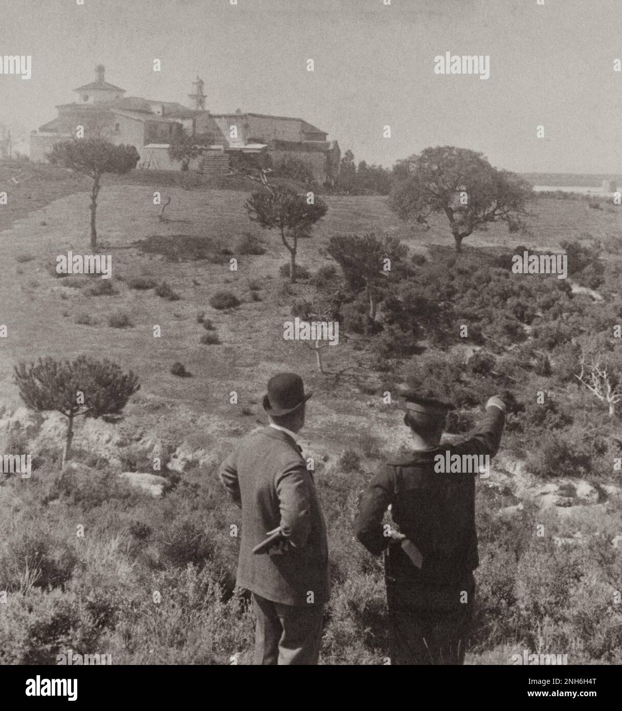 Architettura della Spagna Vecchia. Monastero di la Rabida (convento di la Rábida) dove Colombo fu aiutato, e fiume lungo il quale navigò, Spagna. 1907 Foto Stock