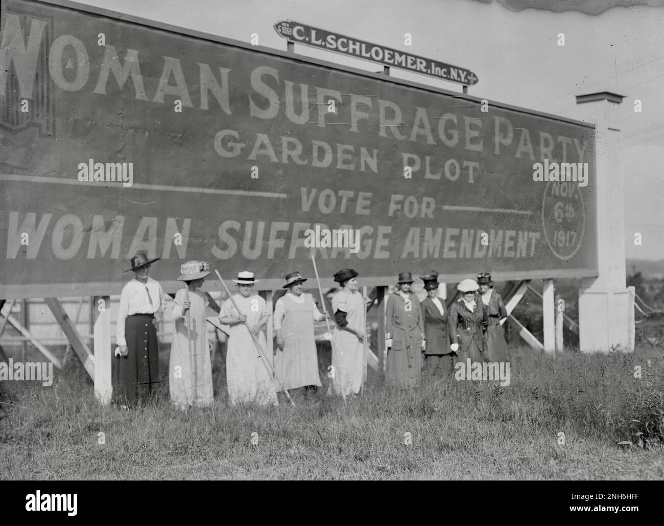 Suffragettes in piedi di fronte a un tabellone a sostegno del suffragio femminile Emendamento - circa 1917 Foto Stock