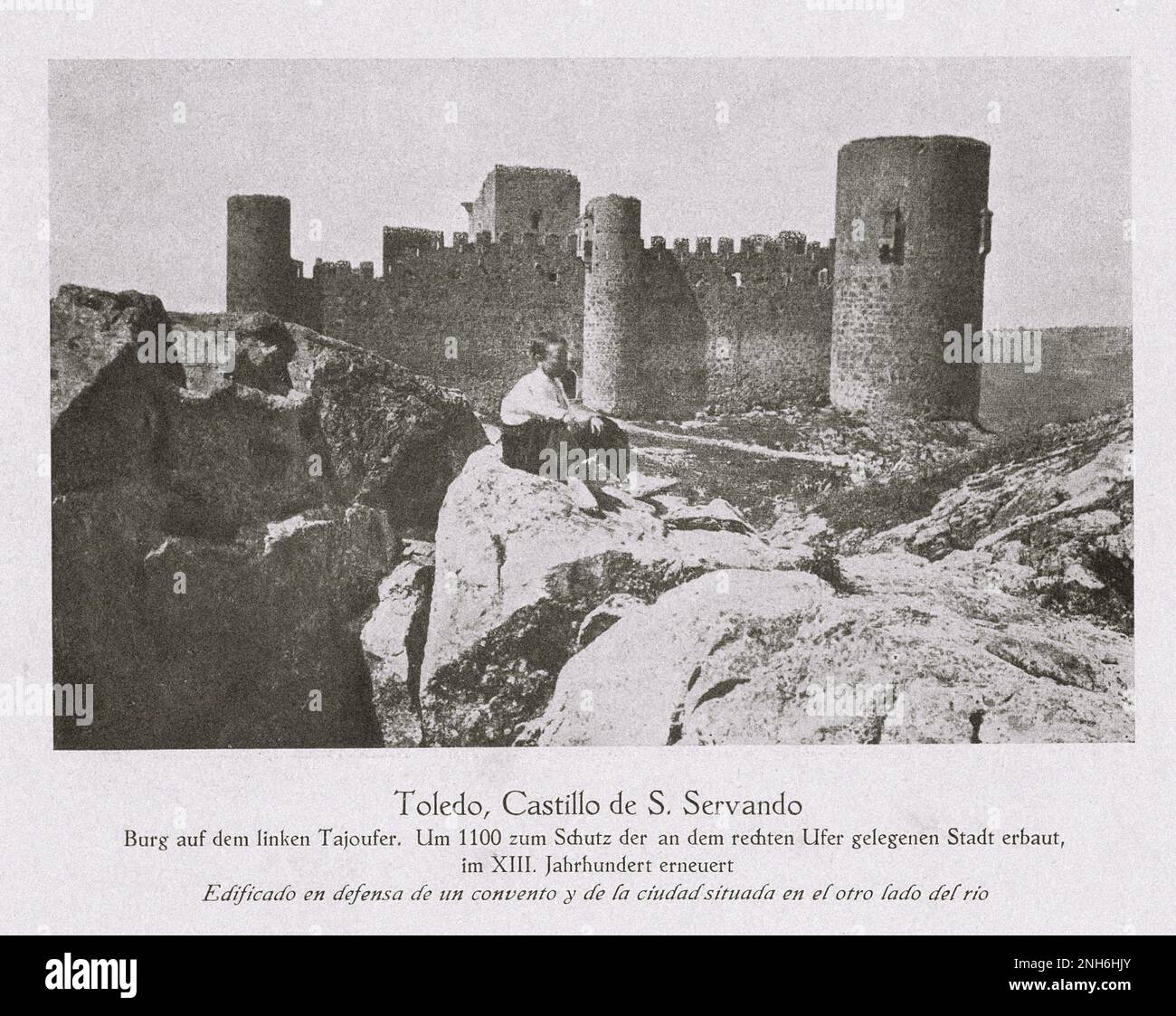 Architettura della Spagna Vecchia. Foto d'epoca di Toledo, Castello di San Servando sulla riva sinistra del fiume Tago. Costruito intorno al 1100 per proteggere la città sulla riva destra, ristrutturato nel XIII secolo Foto Stock