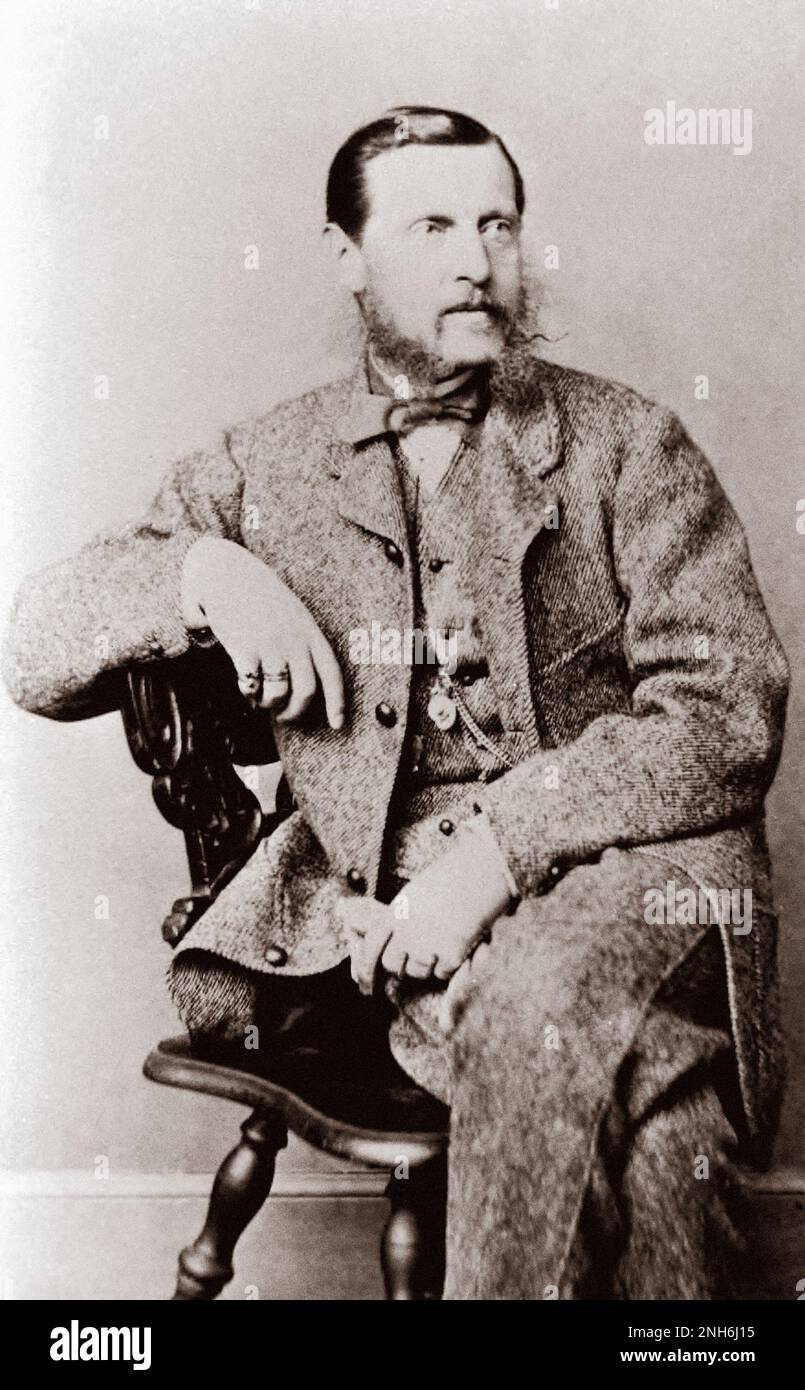 Foto d'epoca del Granduca Konstantin Nikolaevich, figlio dell'imperatore Nicola I. Mostra il gran duca in una vista semi-profilo, indossando un'uniforme navale seduta su una scrivania. Il granduca fu il secondo figlio dell'imperatore Nicola i (1796-1855) e dell'imperatrice Alexandra (1798-1860). Addestrato nelle scienze navali, nelle lingue, nella matematica e nella navigazione dal conte Fedor Petrovich Litke (1797-1882), un navigatore, un geografo e un esploratore artico, Konstantin è stato nominato al Consiglio di Stato nel 1850. Nel 1853 fu promosso ammiraglio e nominato capo del dipartimento navale. In tale veste ha presieduto la t Foto Stock