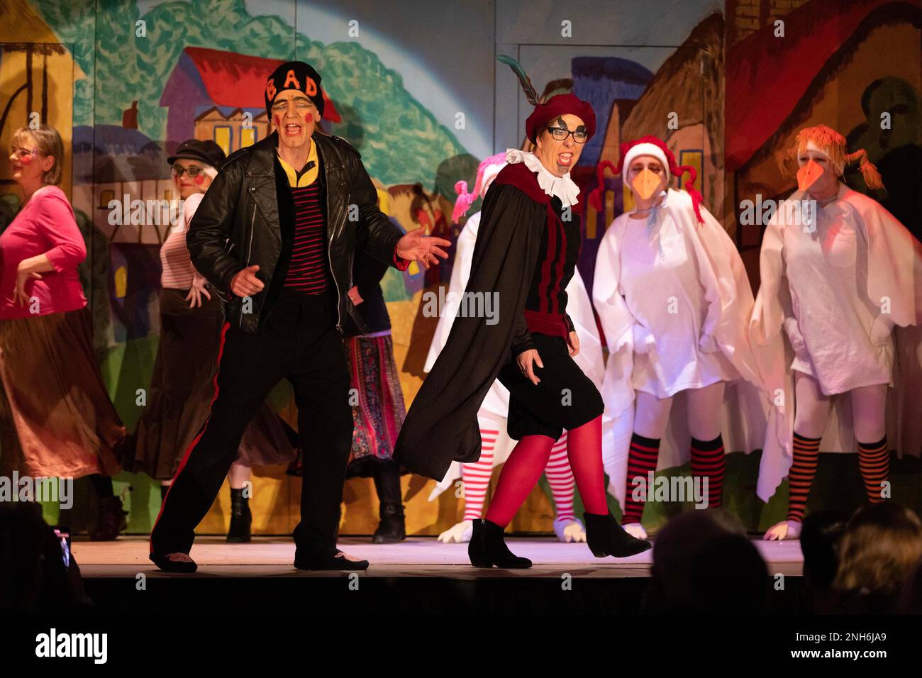 Dietro le quinte con la famiglia dei Lulworth Players, il gruppo di drammatici dilettanti che organizza il loro inverno 'Mother Goose' Pantomime si è tenuto presso la Lulworth Village Hall. Foto Stock