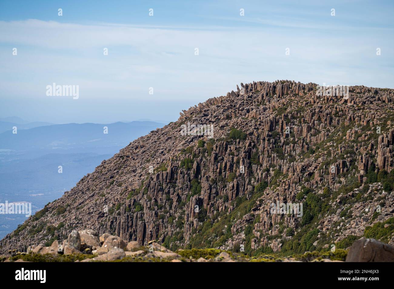 la cima di mt wellington che guarda sulla città di hobart, montagna rocciosa in australia Foto Stock