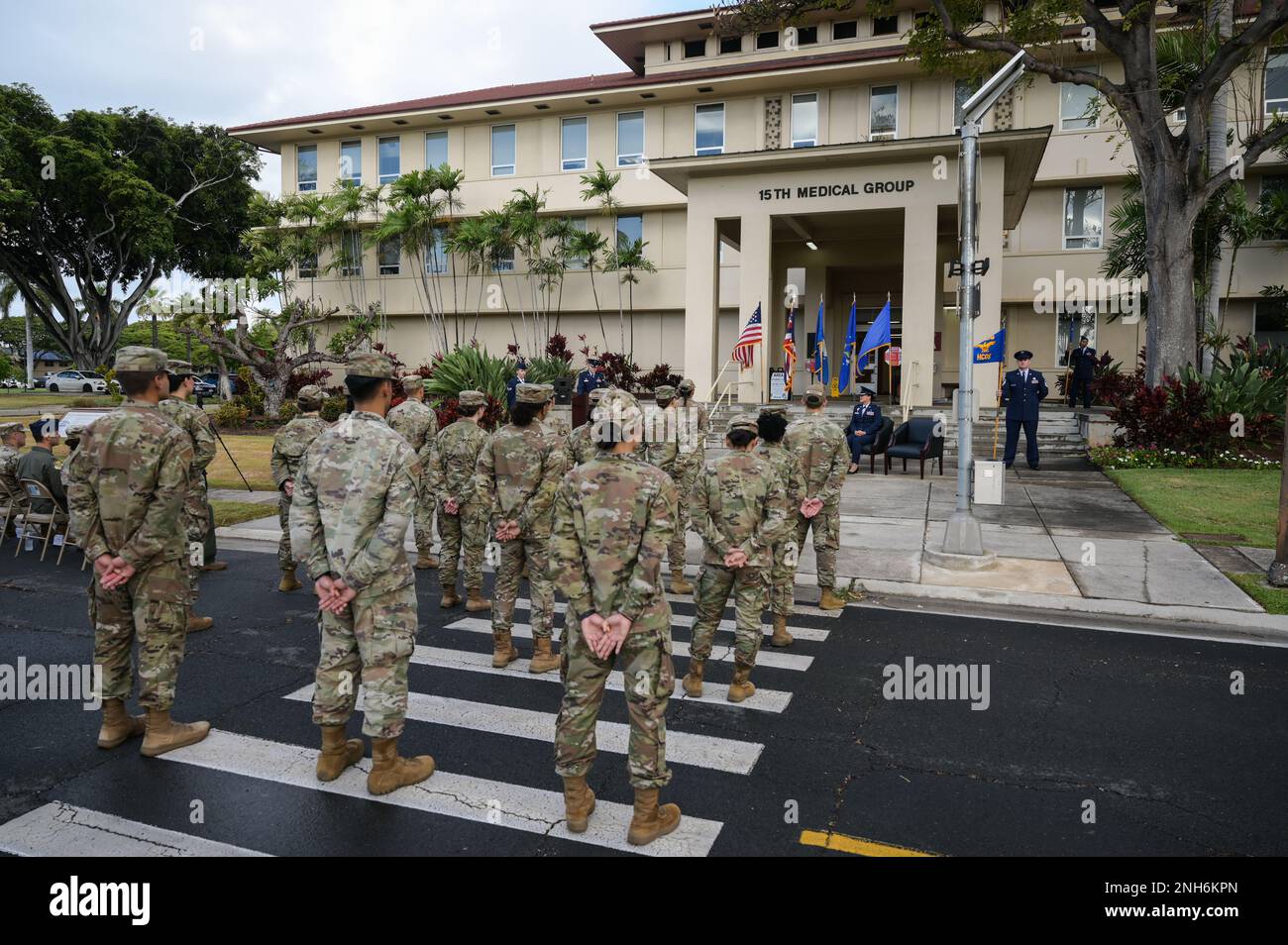 I membri dello stand del 15th Healthcare Operations Squadron in formazione durante la cerimonia di cambio di comando HCOS del 15th presso la base comune di Pearl Harbor-Hickam, Hawaii, 21 luglio 2022. Joseph Sanchez, 15th comandante HCOS, accettò il guidon dal col. Stephanie Ku, 15th comandante del gruppo medico, assumendo il comando. Foto Stock