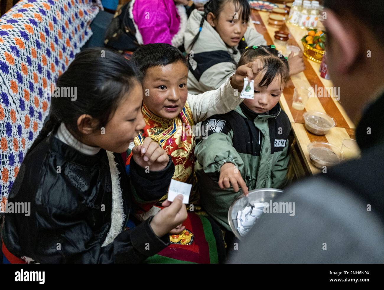 Lhasa, Regione autonoma del Tibet in Cina. 19th Feb, 2023. I bambini della famiglia di Tsewang hanno scelto a caso note festive presso il sito di trasferimento a Sappori, nella regione autonoma del Tibet nel sud-ovest della Cina, il 19 febbraio 2023. Credit: Sun Fei/Xinhua/Alamy Live News Foto Stock