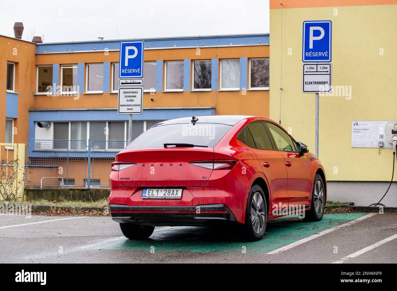 HAVIROV, REPUBBLICA CECA - 17 FEBBRAIO 2022: Skoda Enyaq IV parcheggio elettrico SUV su posto riservato di fronte all'ospedale Foto Stock