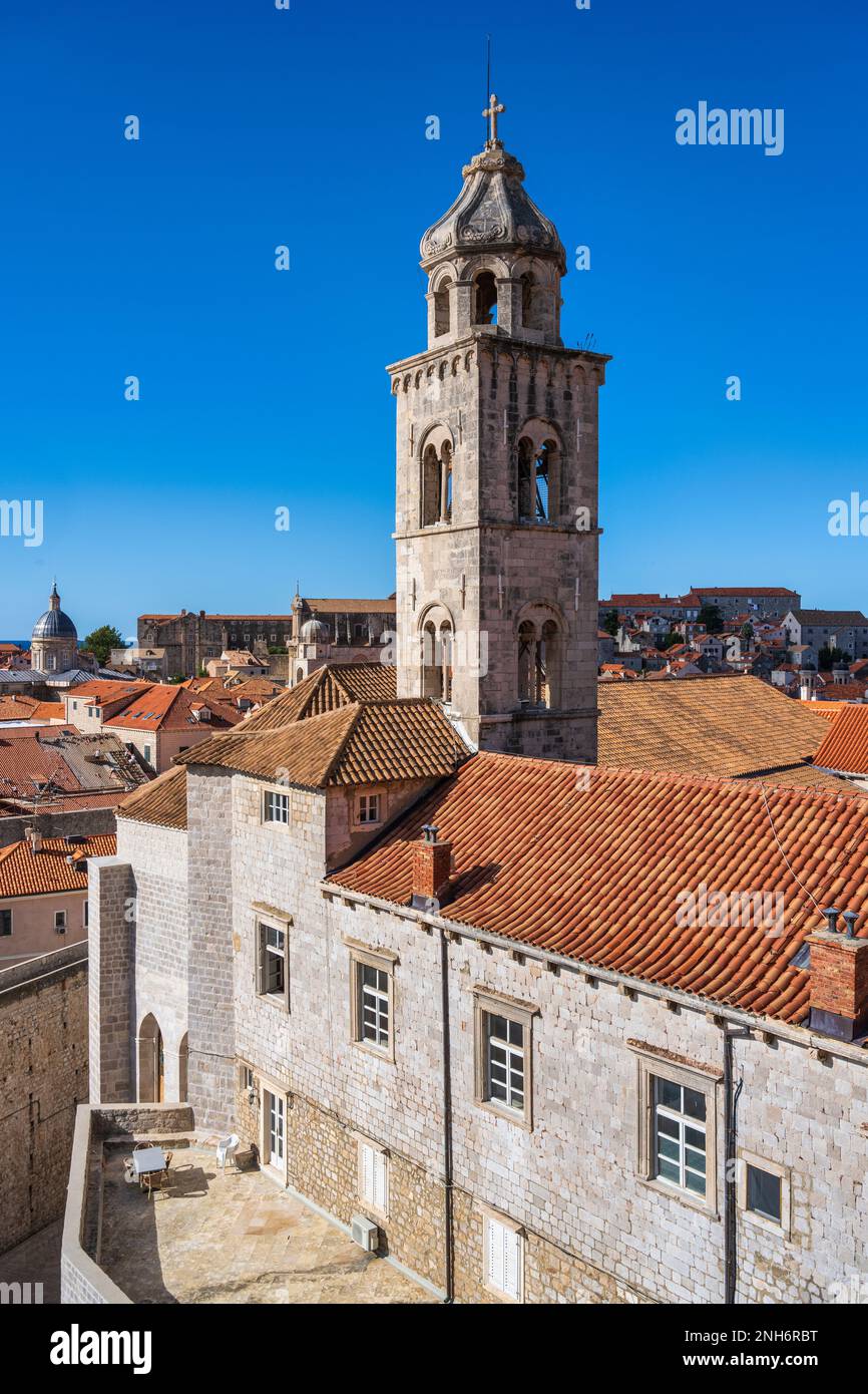 Vista sul tetto di Gradski zvonik (campanile) e Palazzo Sponza nella città vecchia di Dubrovnik in Croazia Foto Stock