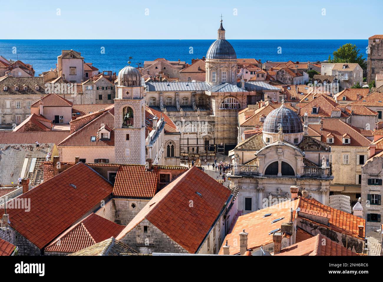 Cattedrale di Dubrovnik con torre dell'orologio (Gradski zvonik) sulla sinistra e cupola di San Chiesa di Blaise sulla destra, nella città vecchia di Dubrovnik in Croazia Foto Stock