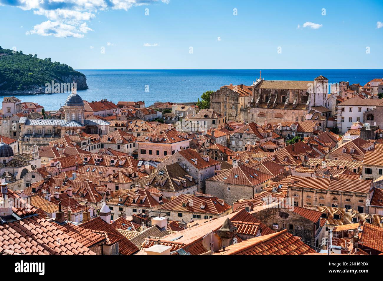 Vista sopraelevata sui tetti di tegole rosse, con la Cattedrale sulla sinistra e la Chiesa di San Ignazio sulla destra, nel centro storico di Dubrovnik in Croazia Foto Stock