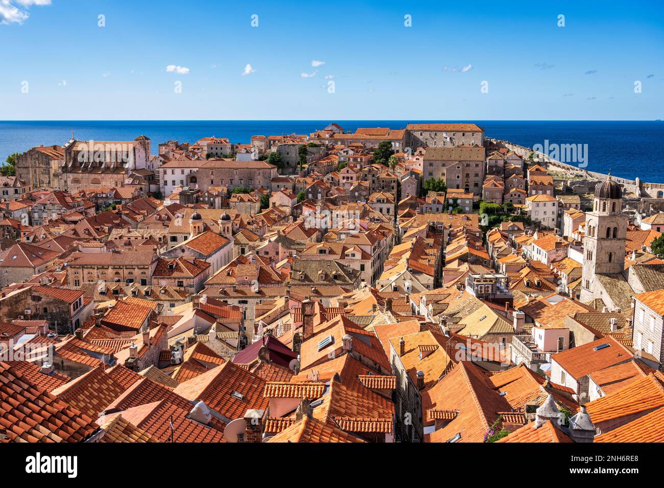 Vista dalla Torre Minčeta verso sud attraverso i tetti di tegole rosse nella città vecchia di Dubrovnik, sulla costa dalmata della Croazia Foto Stock